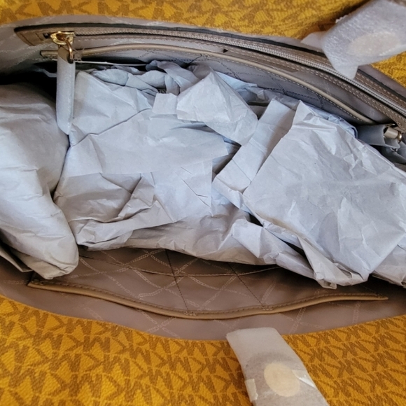 Michael Kors Carter LG Tote - Picture 3 of 8